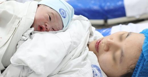 Chồng ép buộc vợ sinh con sẽ bị xử phạt thế nào?