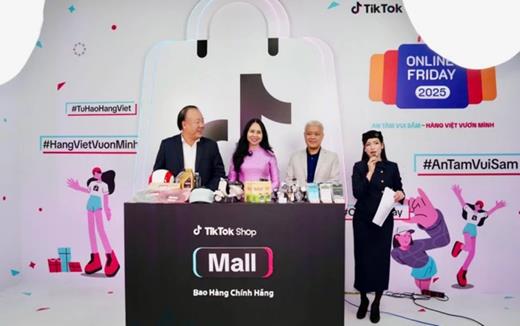 Jonathan Bailey là "Người đàn ông quyến rũ nhất 2025"