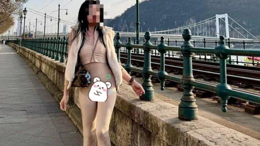 Bó sát lại còn màu nude, bộ trang phục thị phi khiến chính chủ lộ khoảnh khắc nhạy cảm giữa phố. Thời trang hay thảm họa?