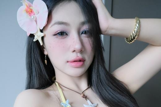 Trần Hà Linh lại lộ video phản cảm, quảng cáo dung tục khiến người xem chỉ biết "lắc đầu" ngán ngẩm
