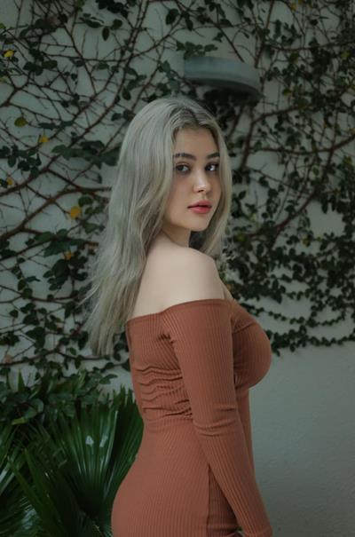 Hotgirl lai Tây diện đồ khoe triệt để khiến người xem "bỏng mắt"