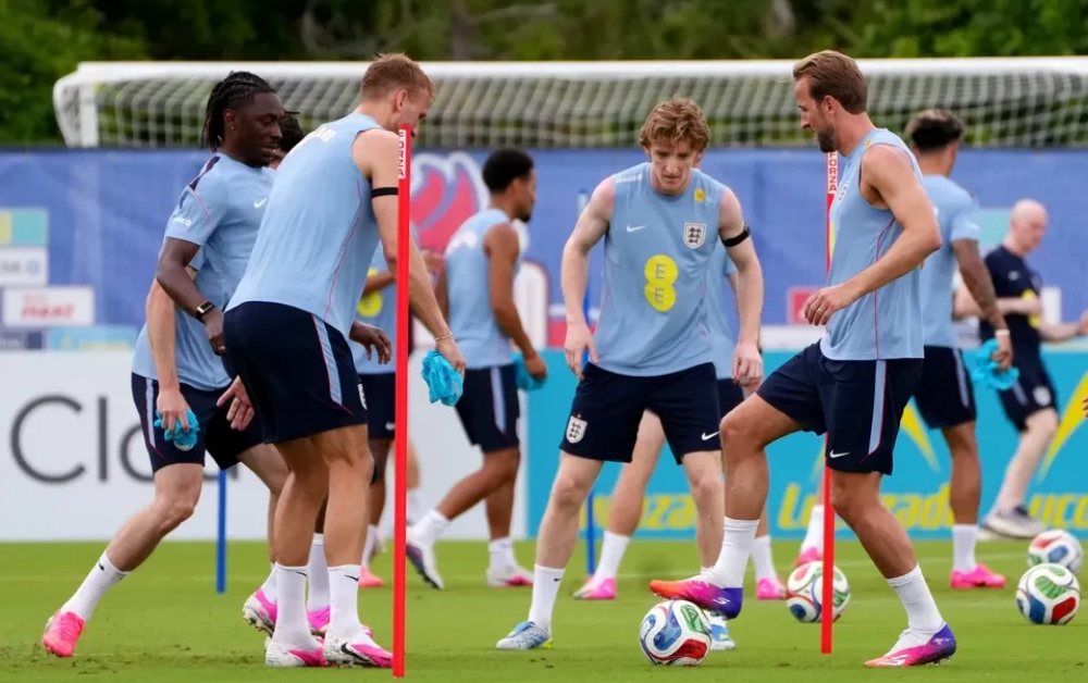 Tuyển Anh “khóc ròng” trước World Cup: Cả lô giày thi đấu và thiết bị bị trộm sạch
