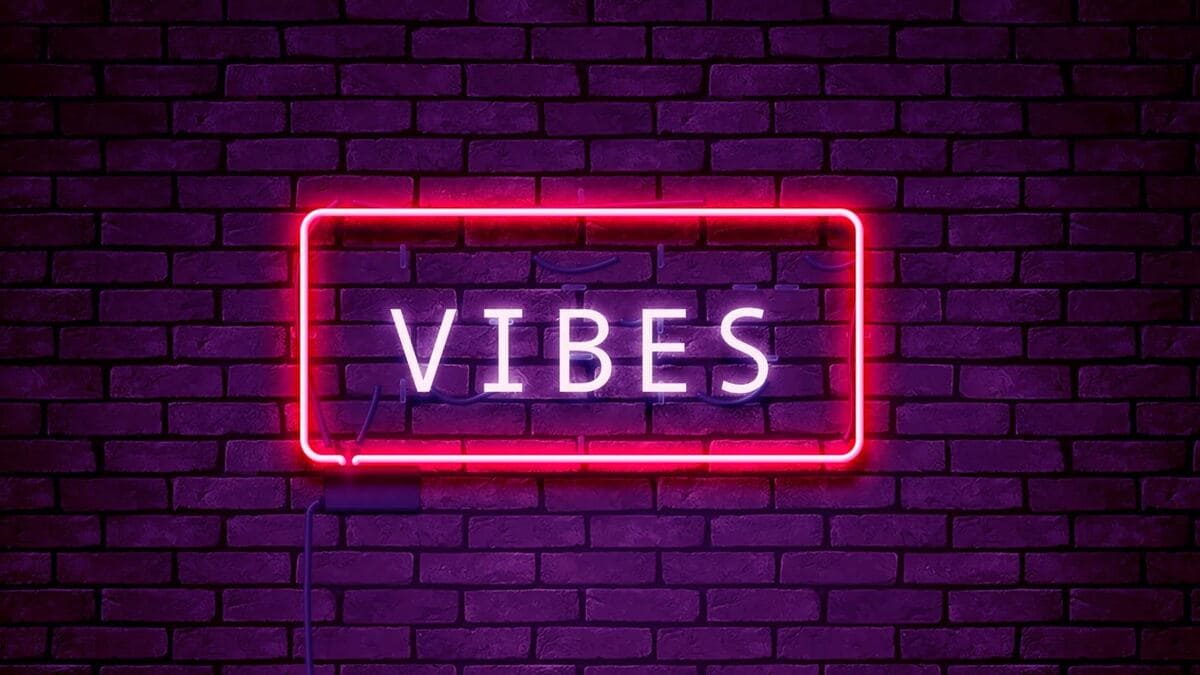 Vibe là gì? Tất tần tật về ý nghĩa và cách dùng “vibe” của giới trẻ hiện nay