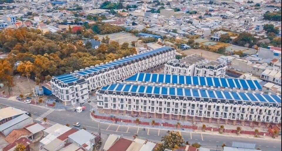 Dãy nhà phố khang trang đang hoàn thiện từng ngày tại dự án