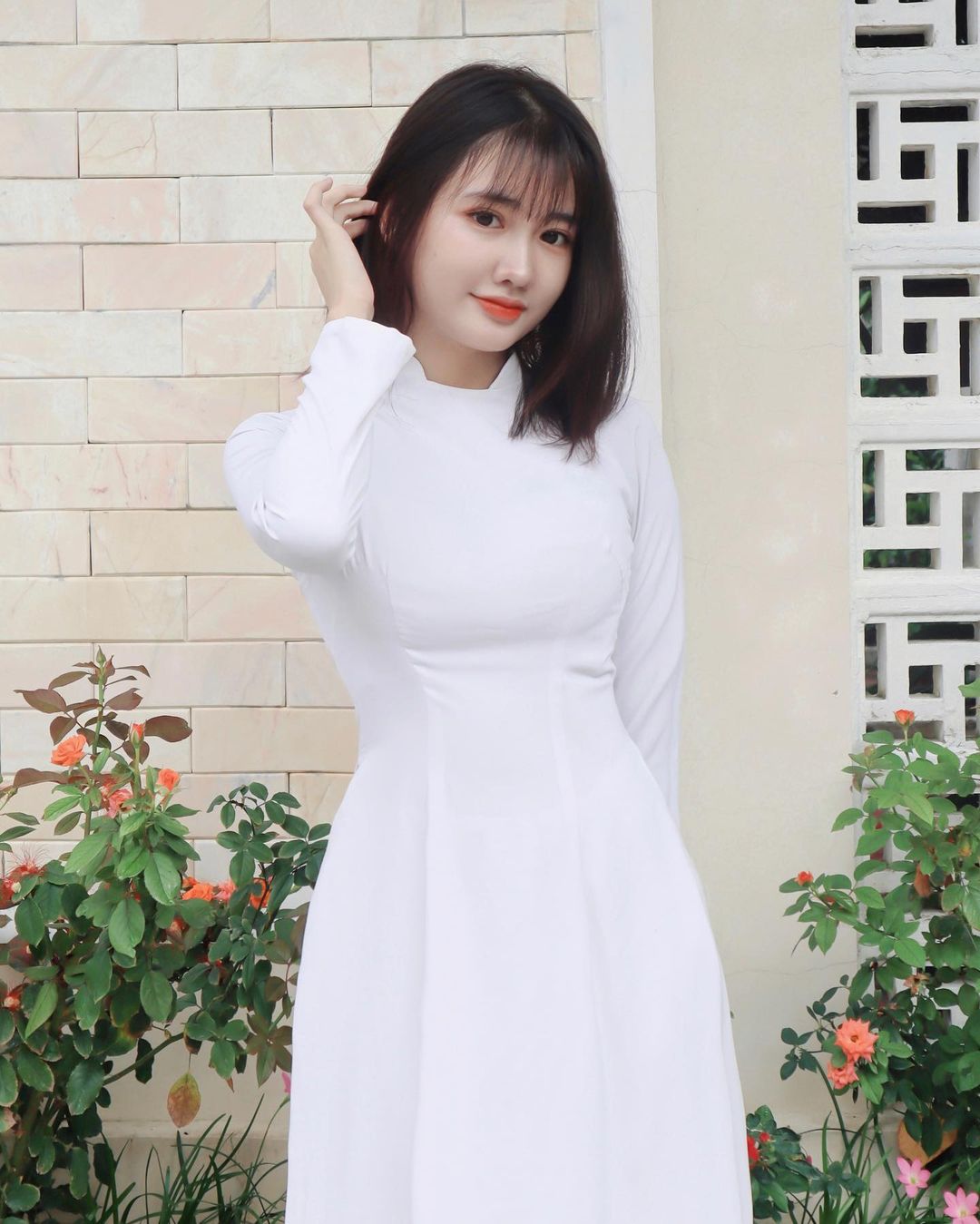 02011702-gai-dep-ao-dai