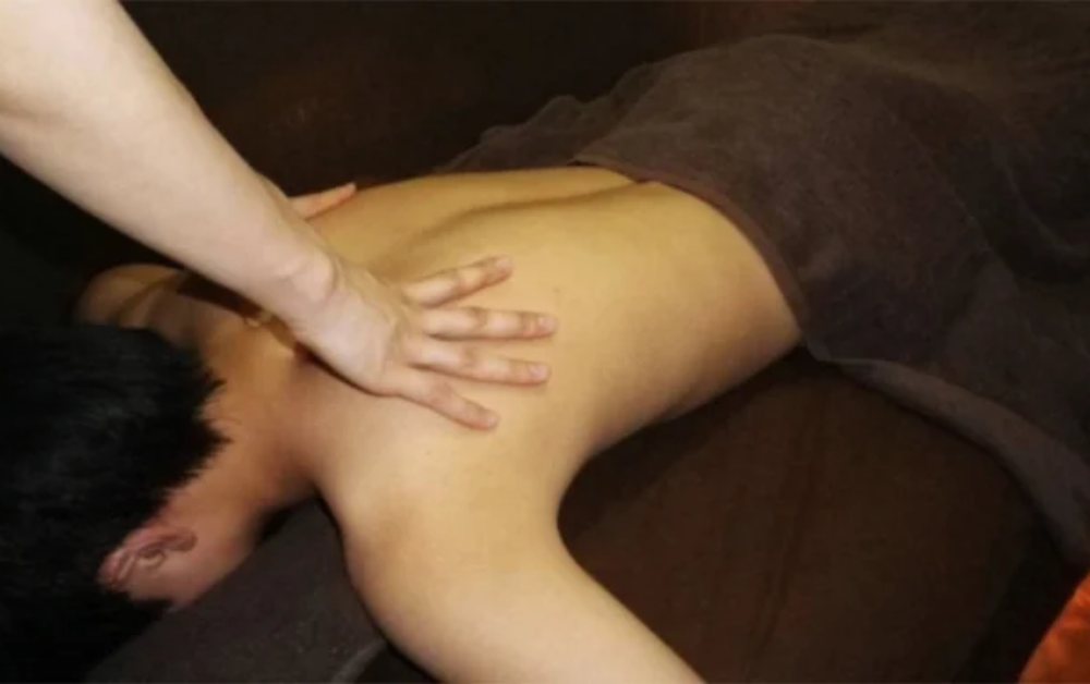 Không ít người phải đi cấp cứu sau khi massage cổ vai gáy do dùng lực quá mạnh.