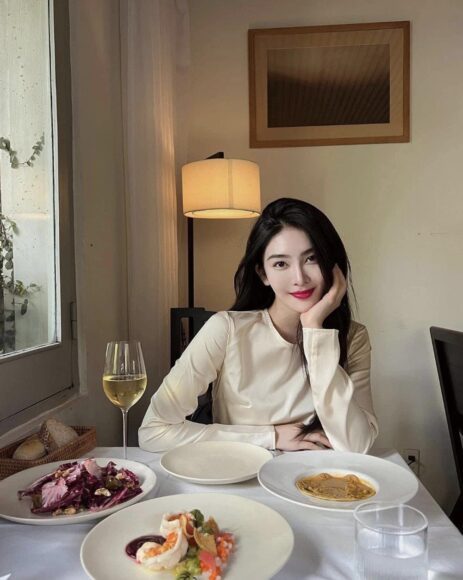 11182947-anh-co-gai-hot-nhat-hom-nay-truong-linh-di-an-nha-hang-463x580