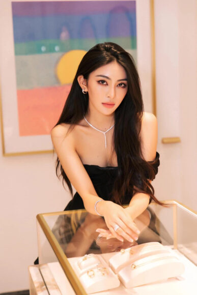 11183141-anh-co-gai-hot-nhat-hom-nay-truong-linh-trong-cua-hang-trang-suc-387x580