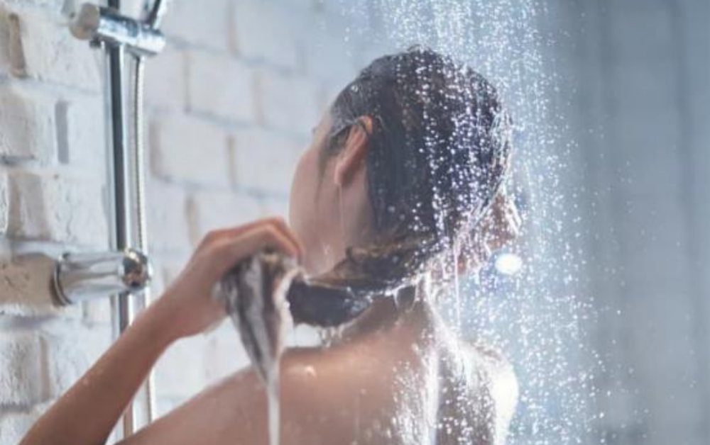 Tắm nước lạnh hay nước nóng vào mùa hè là thói quen của mỗi người.