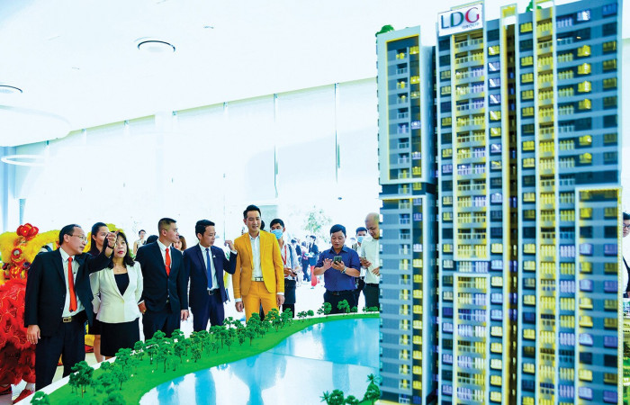 Khách hàng đến tham quan dự án căn hộ cao cấp LDG Sky