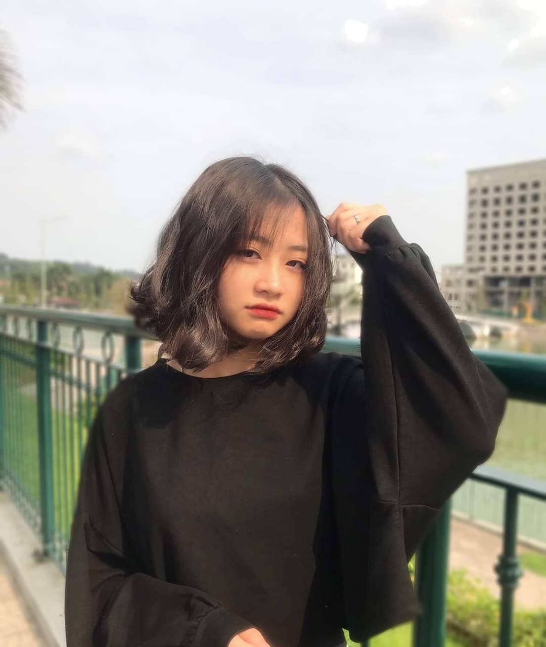 22143944-anh-gai-toc-ngan-xinh