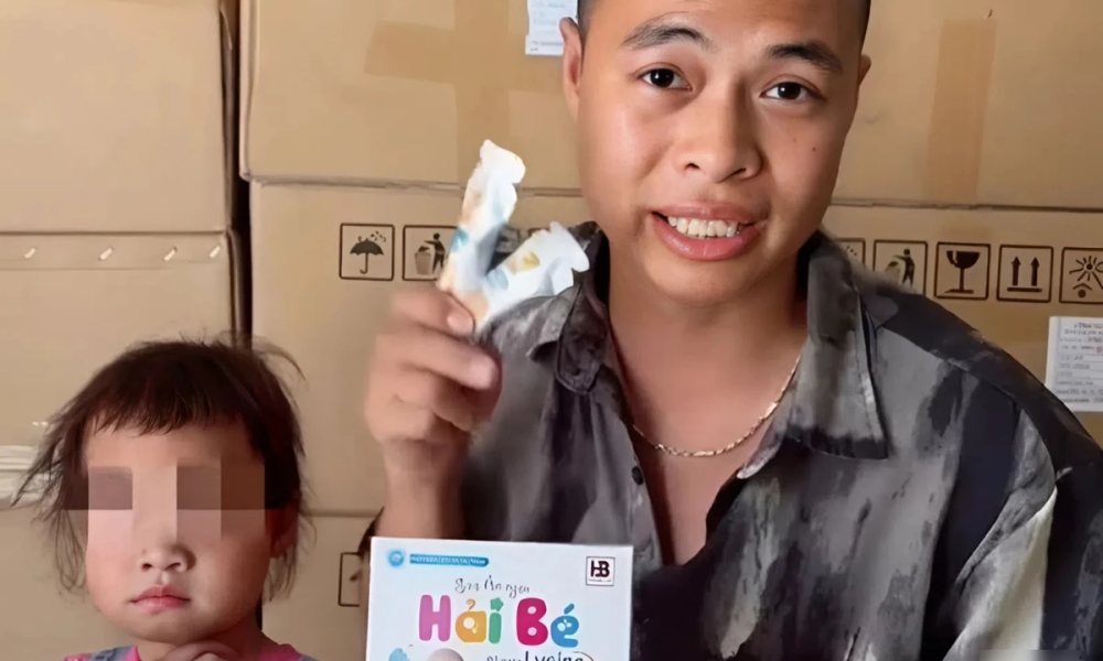 Lê Văn Hải liên tục khẳng định chất lượng của sản phẩm "Siro ăn ngon Hải Bé", thậm chí cho con mình uống. Ảnh cắt từ clip.