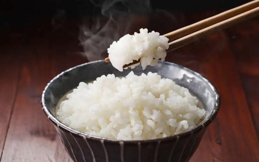 Với người trưởng thành có chế độ ăn thông thường, lượng cơm cần thiết trong một ngày là tối thiểu 4 bát. (Ảnh minh hoạ)