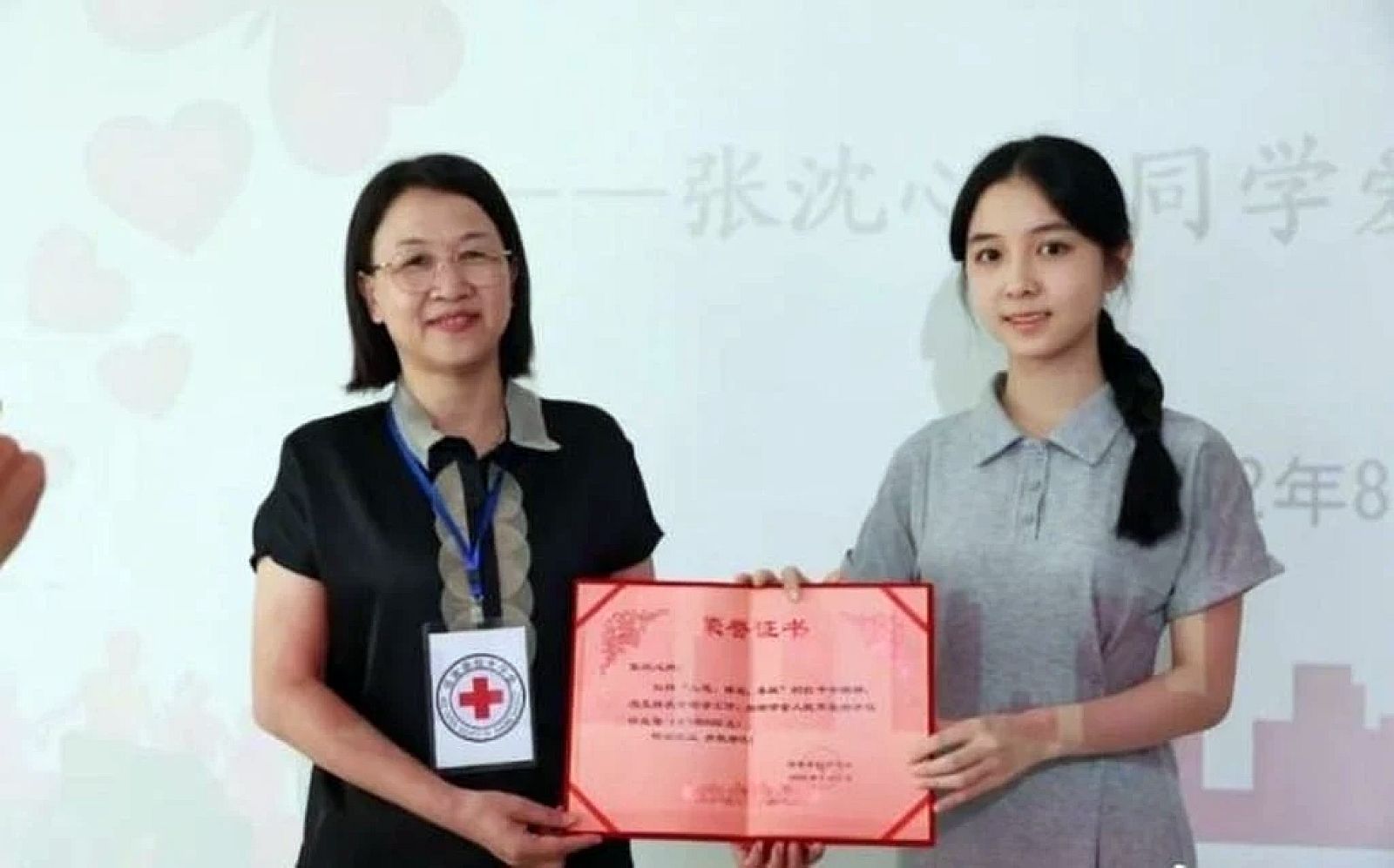 Zhang Shenxinran quyên góp toàn bộ tiền học bổng. 