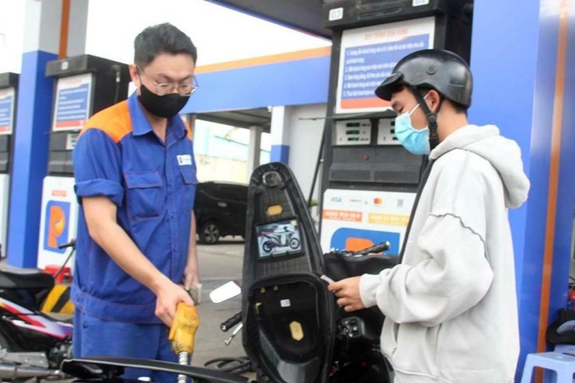 Giá xăng được dự báo tiếp tục tăng vào chiều nay. Ảnh minh họa.