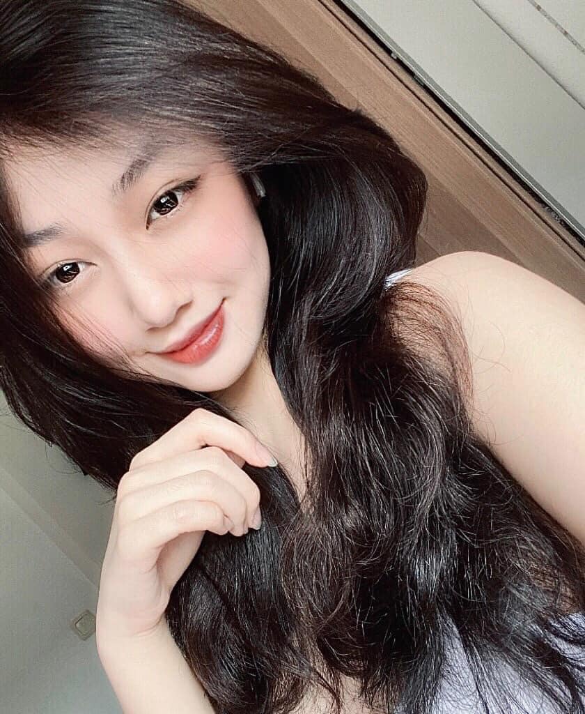 Ảnh Đời Thường Đẹp 'Mát Mẻ' của Hot Girl Trần Hà Linh giữa Tâm Bão đấu tố bạn trai cũ
