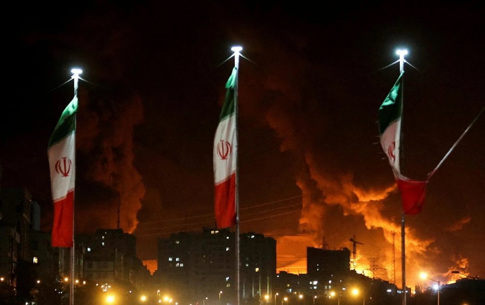 Lửa và khói bốc lên từ cuộc tấn công của Israel vào kho dầu Sharan, Tehran ngày 15/6. Ảnh: Reuters.