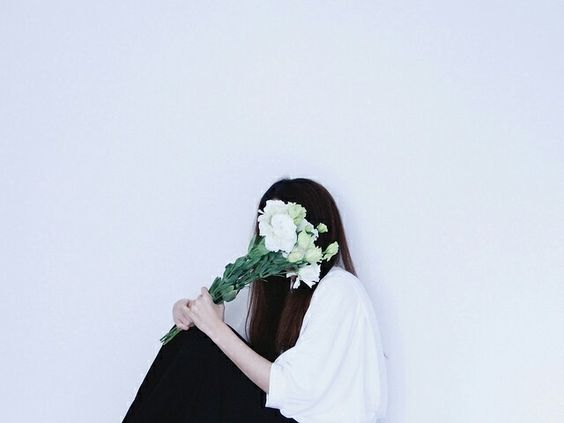 Ảnh gái đứng che mặt cầm hoa