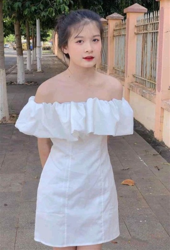 Mặc váy trắng mong manh khó vượt được Mỹ nữ Vũng Tàu đi xe 70 tỷ